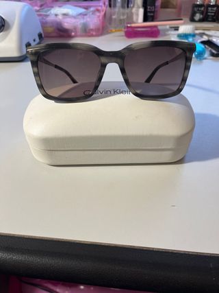 Gafas de sol Calvin Klein grises y multicolor