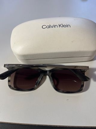 Gafas de sol Calvin Klein grises y multicolor