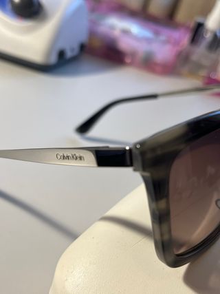 Gafas de sol Calvin Klein grises y multicolor
