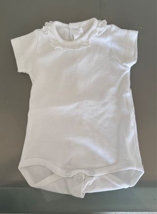Body bebé blanco con cuello de encaje