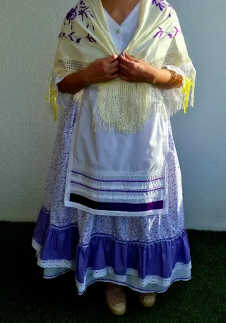 Traje regional bordado morado y blanco