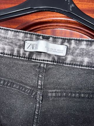 Pantalón vaquero hombre gris