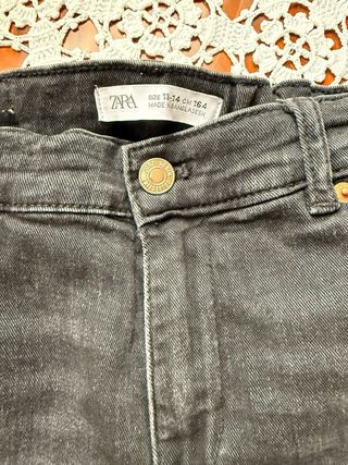 Pantalón vaquero Zara gris desgastado