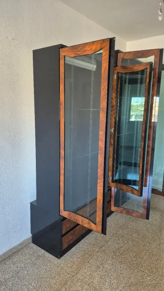 Vitrinas de madera y cristal con luz