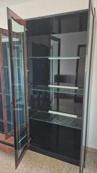 Vitrinas de madera y cristal con luz