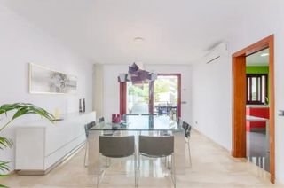 Mesa de comedor italiana de cristal de diseño