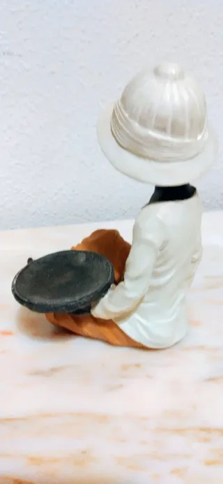 Figura porcelana hombre con plato