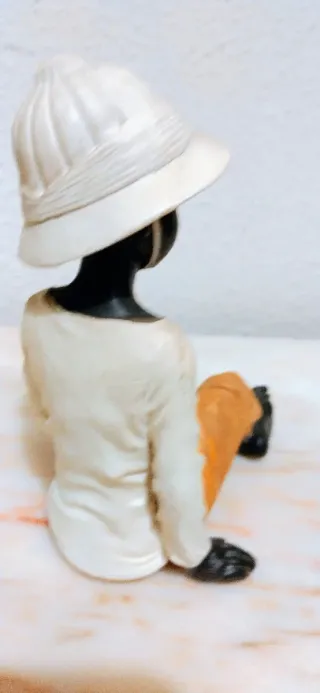 Figura porcelana hombre con plato