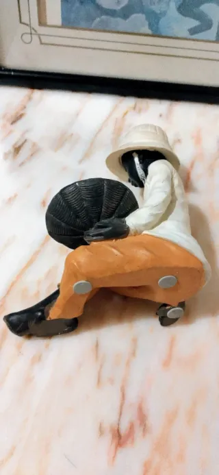 Figura porcelana hombre con plato