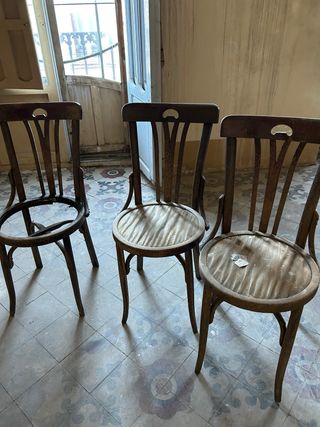 Tres sillas de madera vintage sin asiento