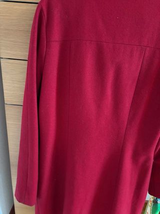 Abrigo rojo ONLY Talla 38 (M) botones metálicos