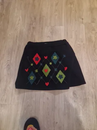 Falda negra con estampado de rombos