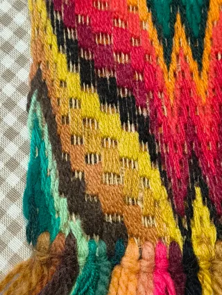 Camino de mesa tejido a mano.