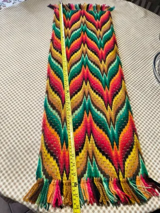 Camino de mesa tejido a mano.