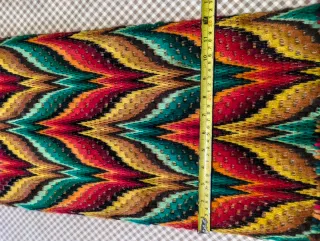 Camino de mesa tejido a mano.