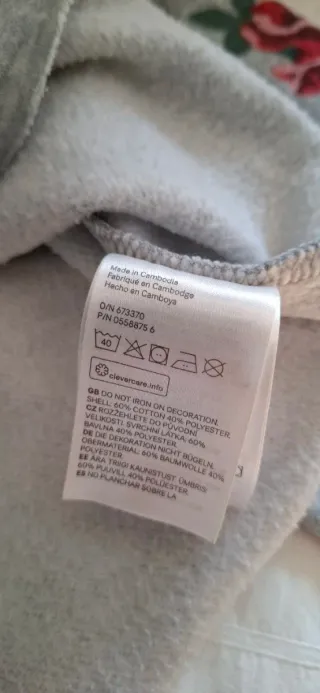 Sudadera H&M gris con flores