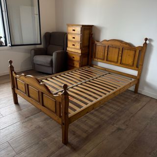 Cama de madera de pino