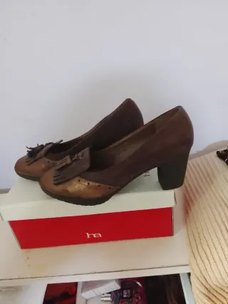 Zapatos de tacón con flecos y borlas