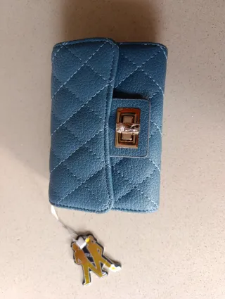 Cartera azul con detalle dorado