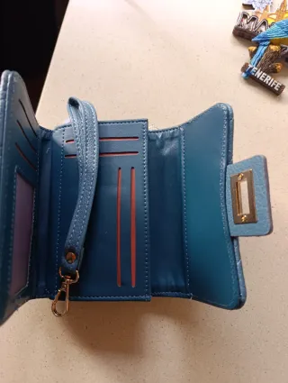 Cartera azul con detalle dorado