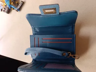 Cartera azul con detalle dorado