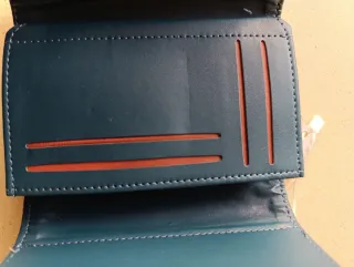 Cartera azul con detalle dorado