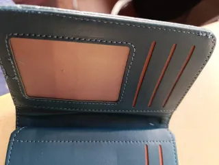 Cartera azul con detalle dorado