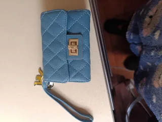 Cartera azul con detalle dorado