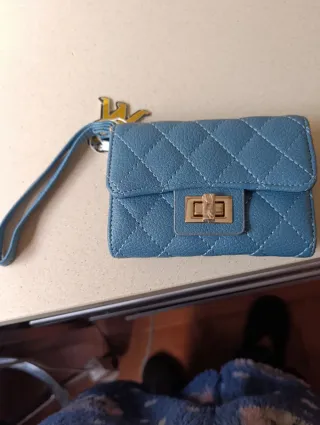 Cartera azul con detalle dorado