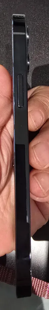 iPhone 12 Pro 128 GB con nueve fundas.