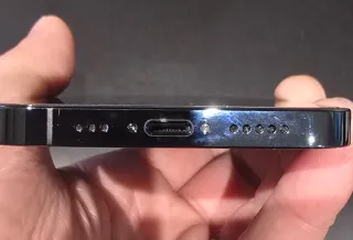 iPhone 12 Pro 128 GB con nueve fundas.