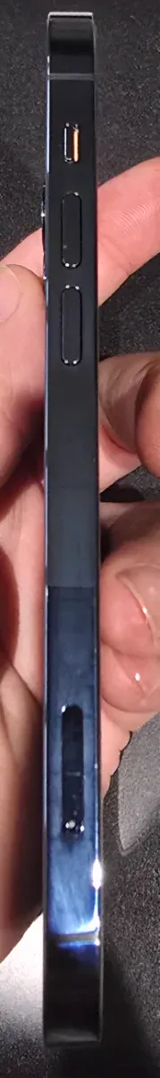 iPhone 12 Pro 128 GB con nueve fundas.