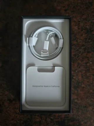 iPhone 12 Pro 128 GB con nueve fundas.