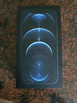 iPhone 12 Pro 128 GB con nueve fundas.