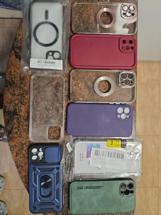 iPhone 12 Pro 128 GB con nueve fundas.