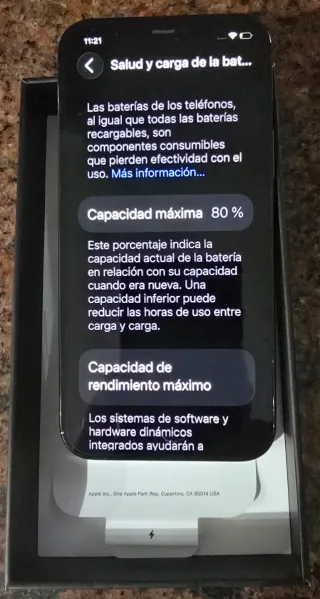 iPhone 12 Pro 128 GB con nueve fundas.