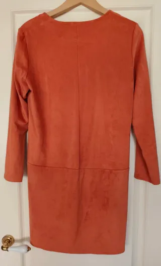 Vestido ante naranja manga larga.