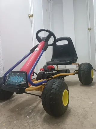 Coche de pedales para niño