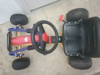 Coche de pedales para niño