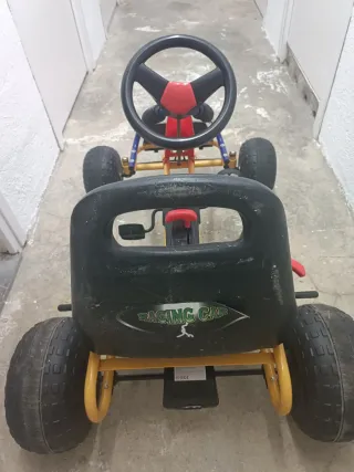 Coche de pedales para niño