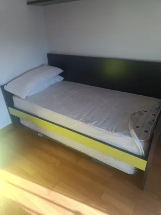 Cama individual con estructura de madera