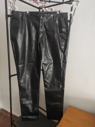 Pantalón efecto piel negro Talla 46