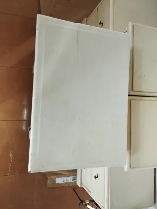 Mesita de noche de madera blanca