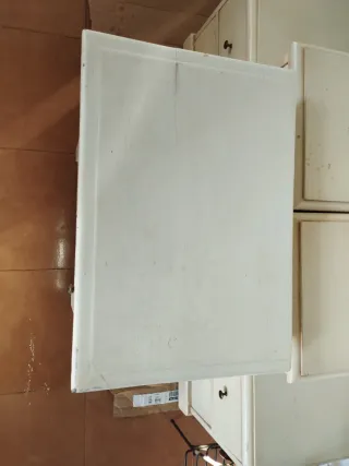 Mesita de noche de madera blanca