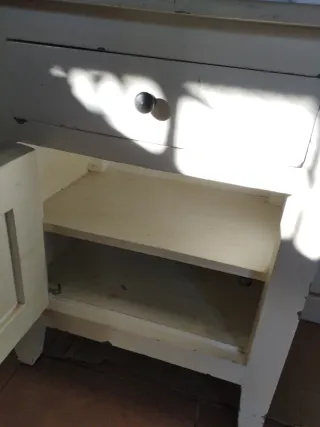 Mesita de noche de madera blanca