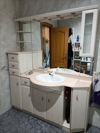Mueble de baño con lavabo y espejo