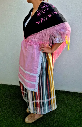 Traje  regional a rayas