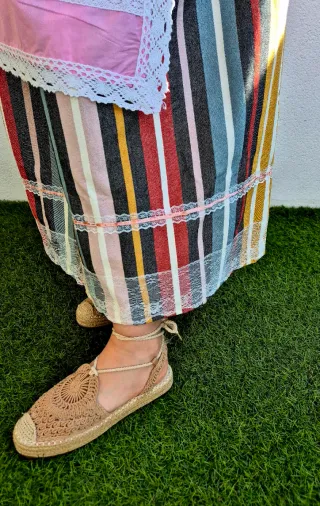 Traje  regional a rayas