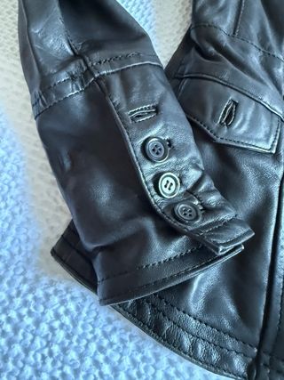 Chaqueta de piel negra