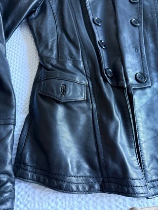 Chaqueta de piel negra